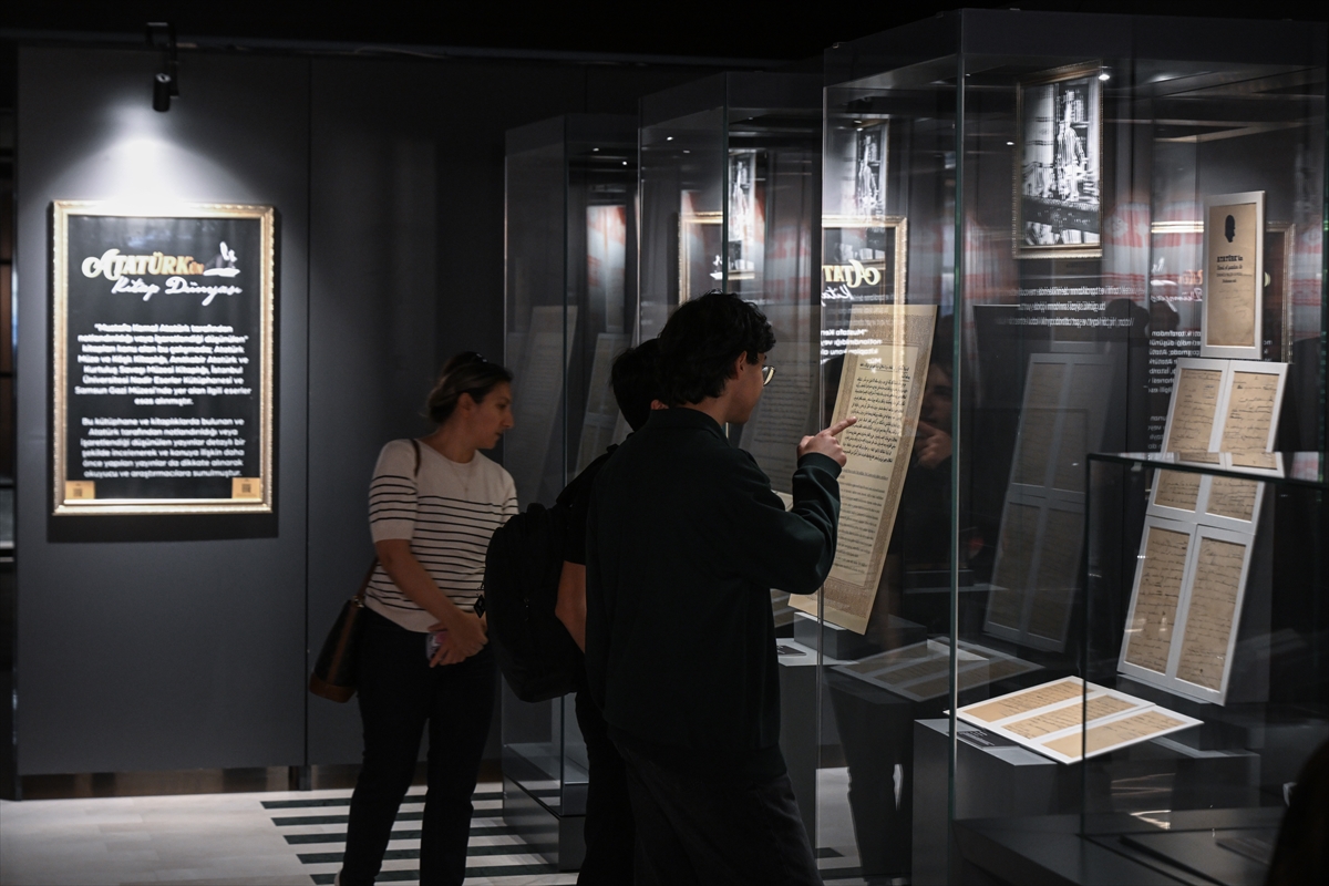 Atatürk'ün Kitap Dünyasına Yolculuk Ziyaretçileri Hayrete Düşürüyor