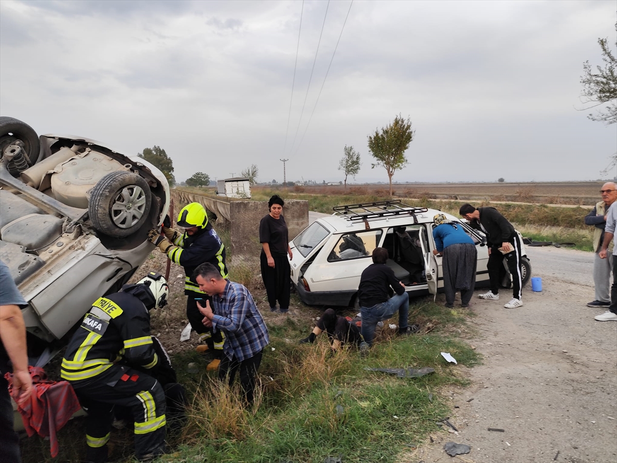 Osmaniye'de Şiddetli Çarpışma: İki Otomobil Kaza Yaptı, 4 Kişi Yaralandı