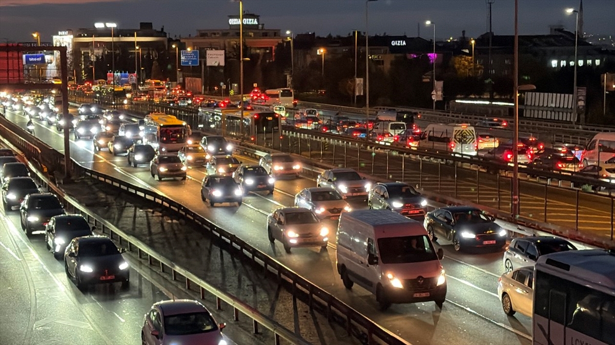 İstanbul Trafiğinde Büyük Kaos: Yoğunluk Yüzde 80'i Buldu