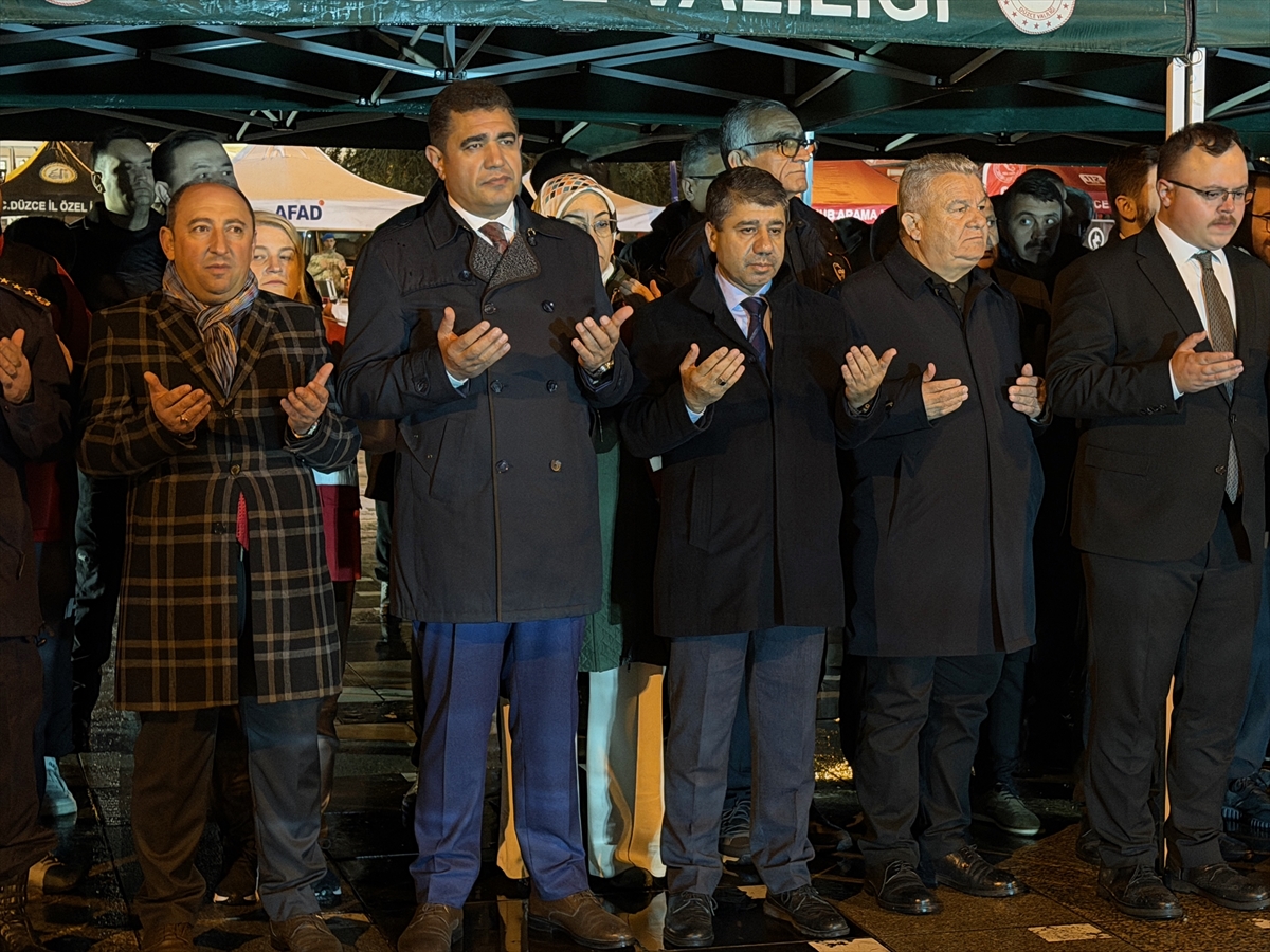 Düzce'de umut ve anı karışıyor: 45 saniyelik saygı duruşu ile anıldı