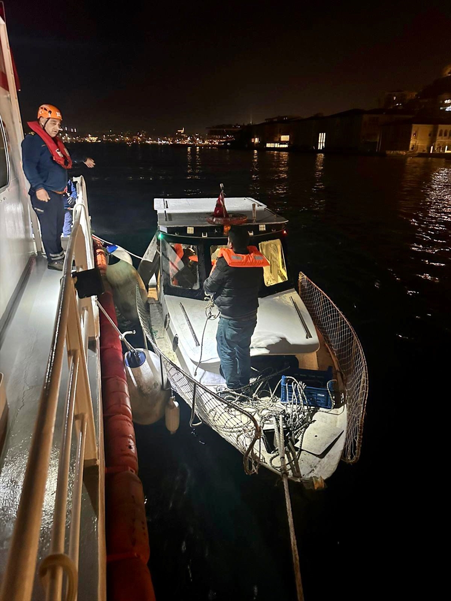 İstanbul Boğazı'nda Arızalanan Tekne Heyecan Verici Operasyonla Kurtarıldı
