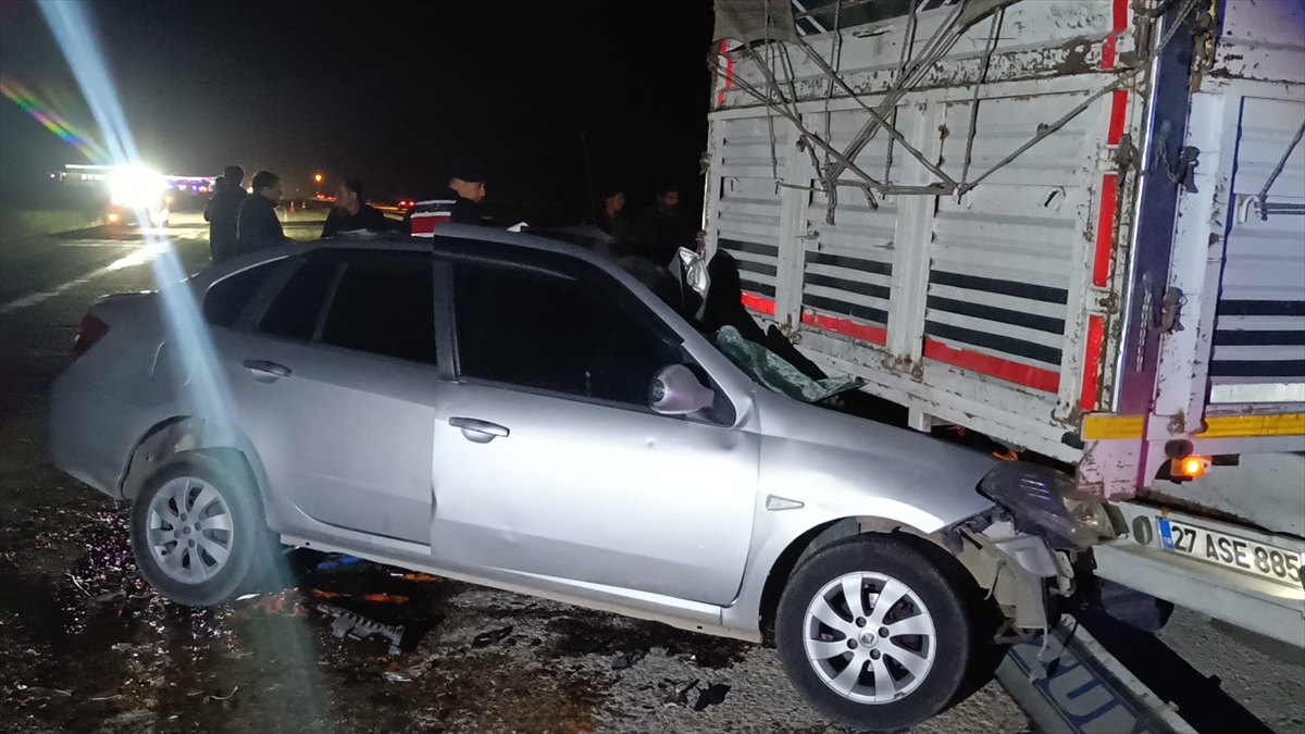 Adana'daki Kaza Tüyler Ürpertti: Kamyon ve Otomobil Çarpıştı