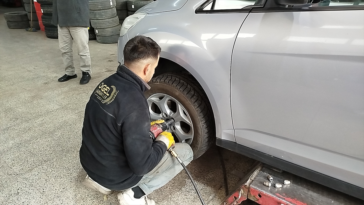 Kars'ta kış lastiği telaşı başladı ticari araçlar sıraya girdi