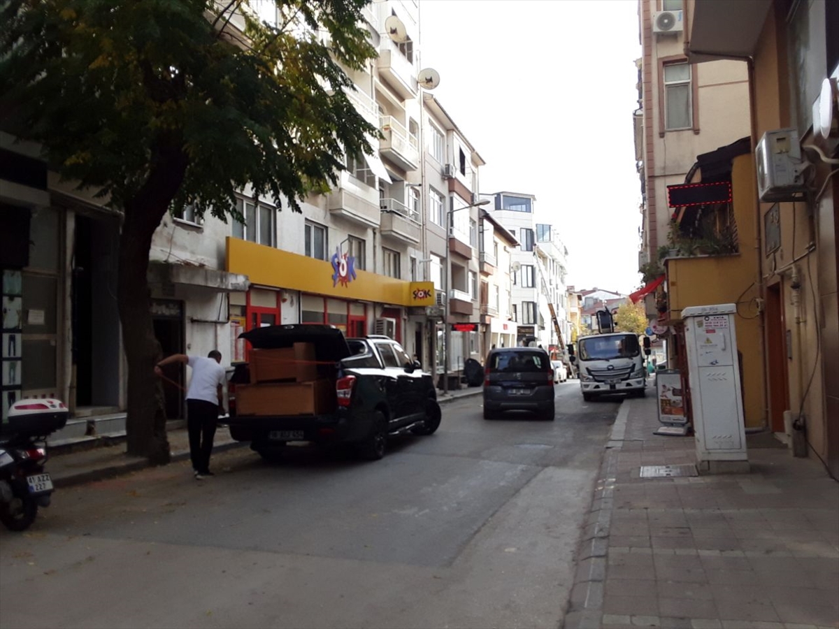 Kocaeli'de Çatlak Tespit Edilen 5 Katlı Bina Dramatik Biçimde Boşaltıldı