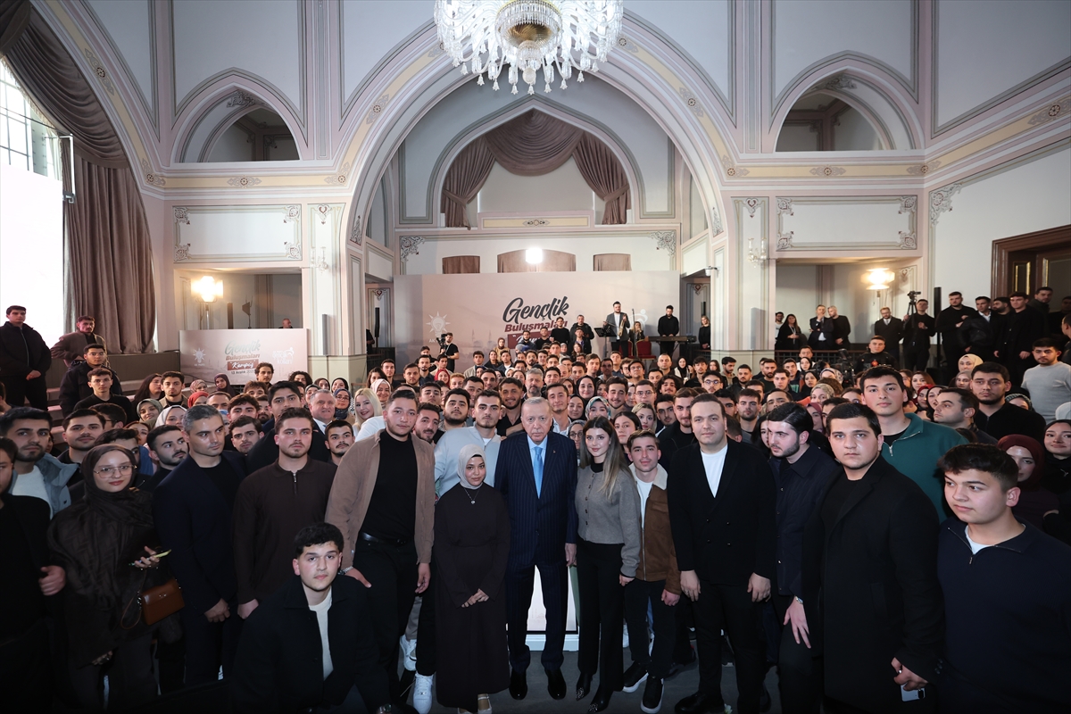 Cumhurbaşkanı Erdoğan gençlerle omuz omuza yürümenin önemi vurguladı