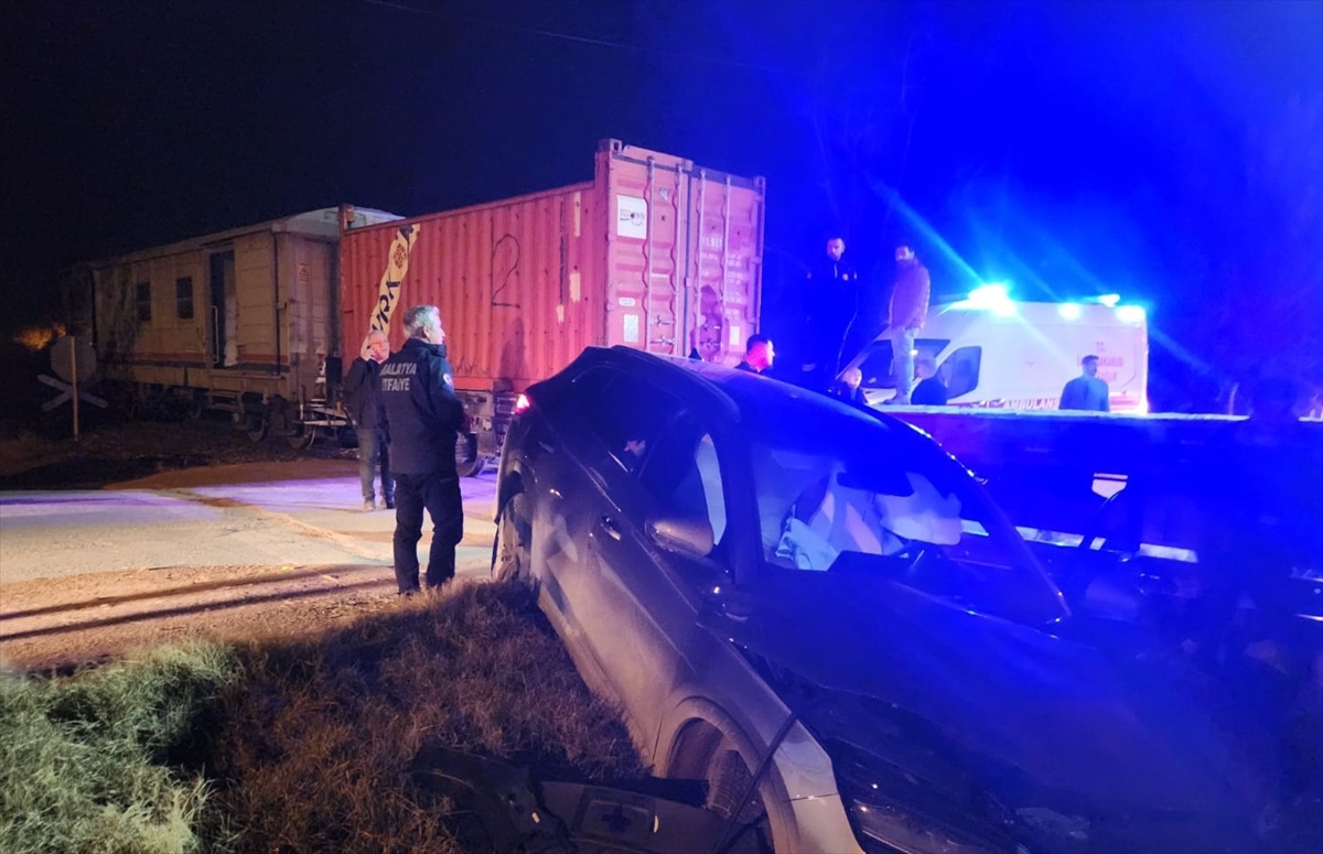 Malatya'da hemzemin geçitte facia: Yük treni otomobile çarptı