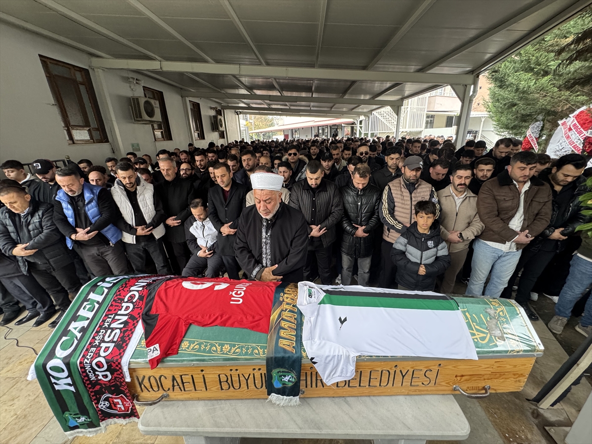 Kocaeli'de trajik silahlı olayda yaşamını yitiren futbolcu Uğurcan Bekçi son yolculuğuna uğurlandı
