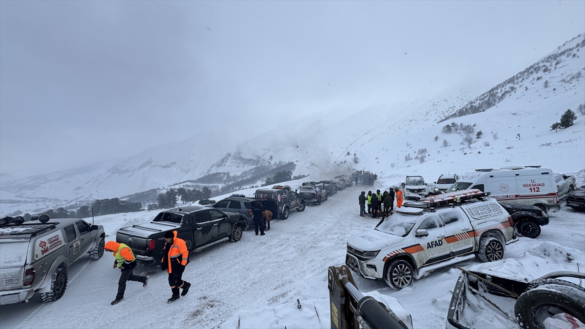 Artvin'de Çığ Altında Kalan Çobanı Arama Çalışmalarına Ara Verildi