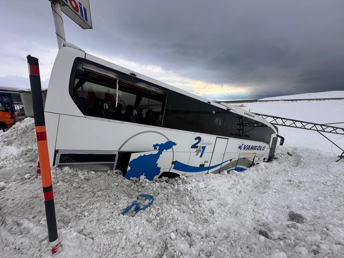 Van'daki otobüs kazasında 11 yolcu yaralandı 