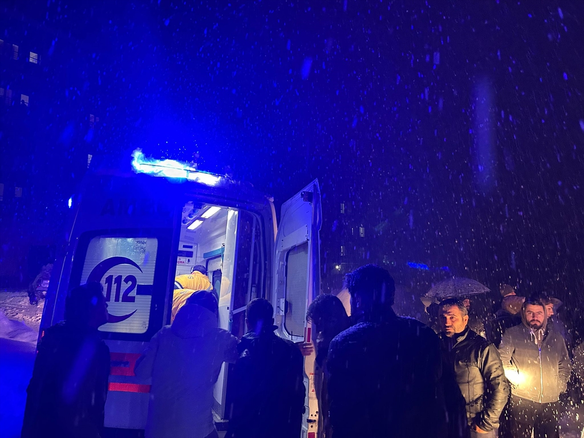 Hakkari'de kar yağışı akaryakıt istasyonunda çatı çökmesine yol açtı