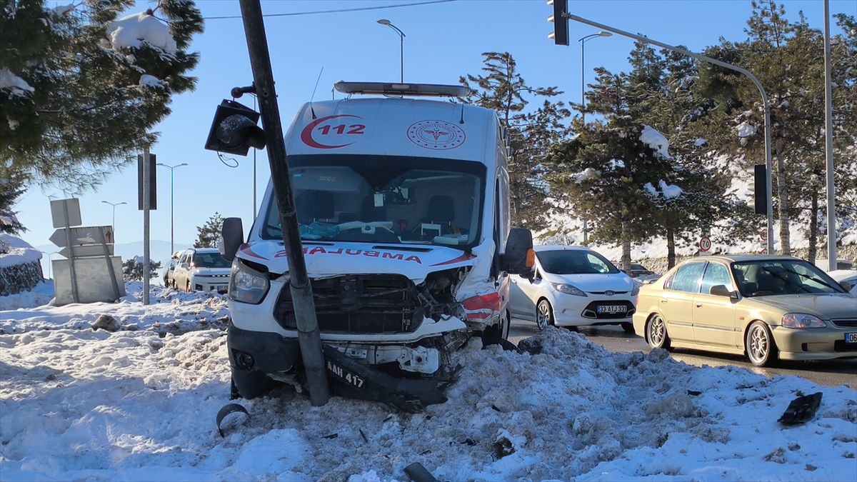 Karabük'te ambulans kazası: 2 sağlık çalışanı yaralandı
