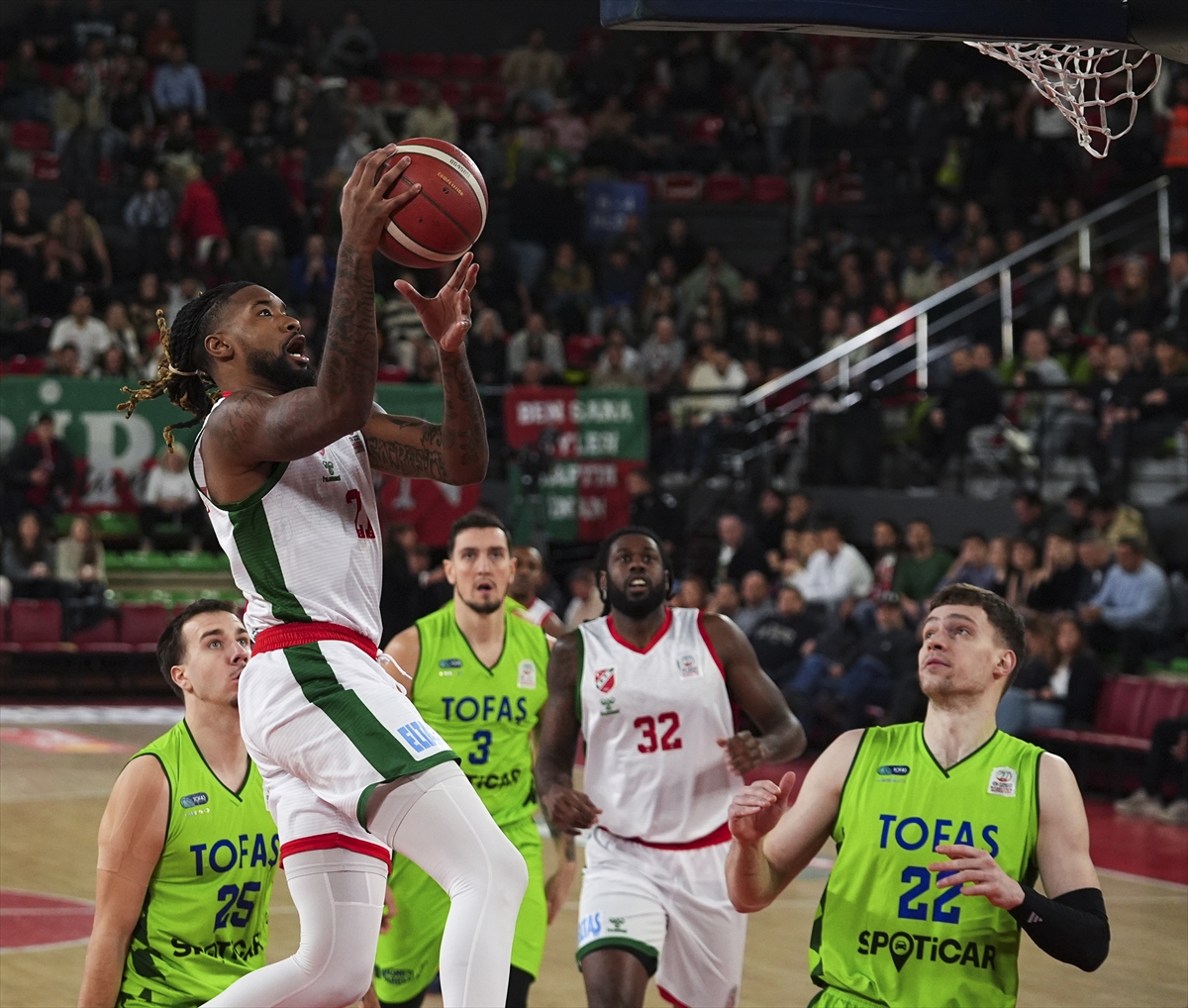 Karşıyaka ve TOFAŞ Arasında Nefes Kesen Basketbol Karşılaşması