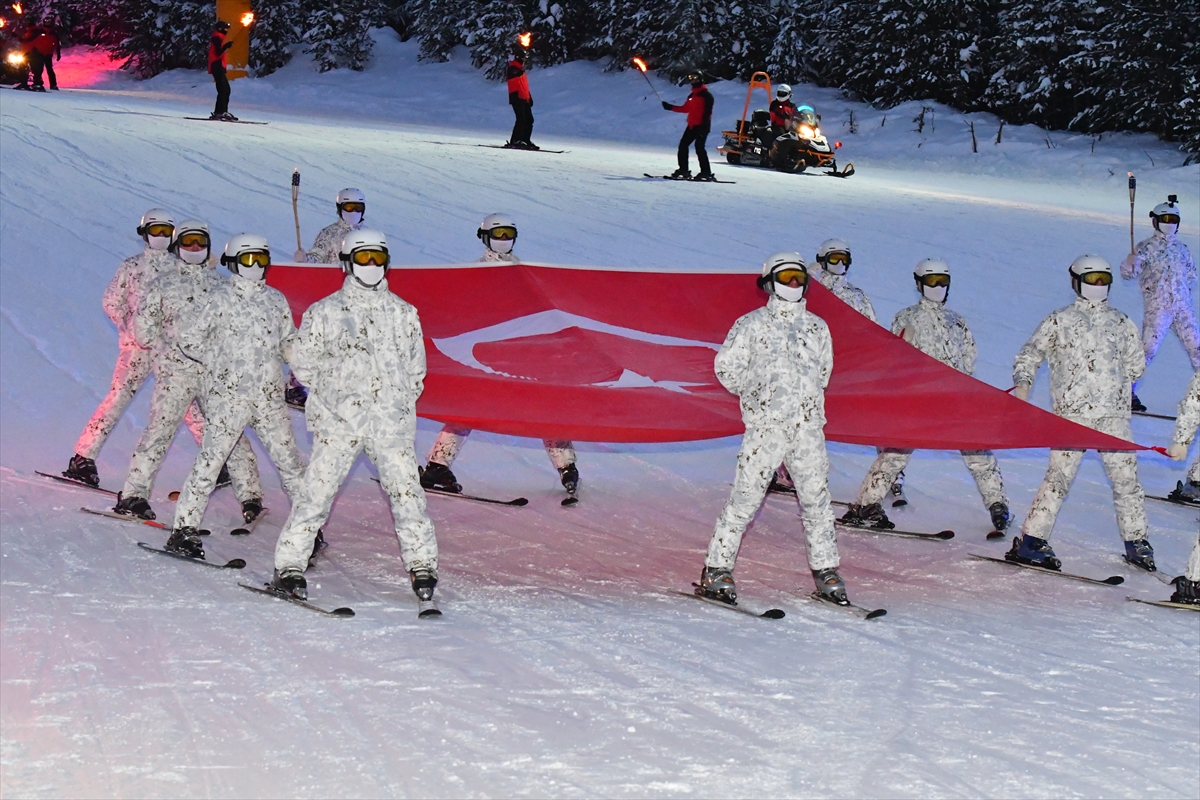 Sarıkamış'ta meşaleli kayak gösterisi izleyenleri büyüledi