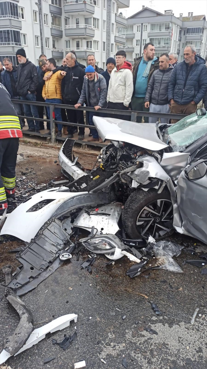 Perşembe'de Korkunç Kaza 1 Ölü, 4 Yaralı Var