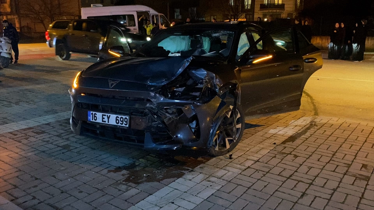 Bursa İnegöl'de feci çarpışma: Servis minibüsü ile otomobil çarpıştı