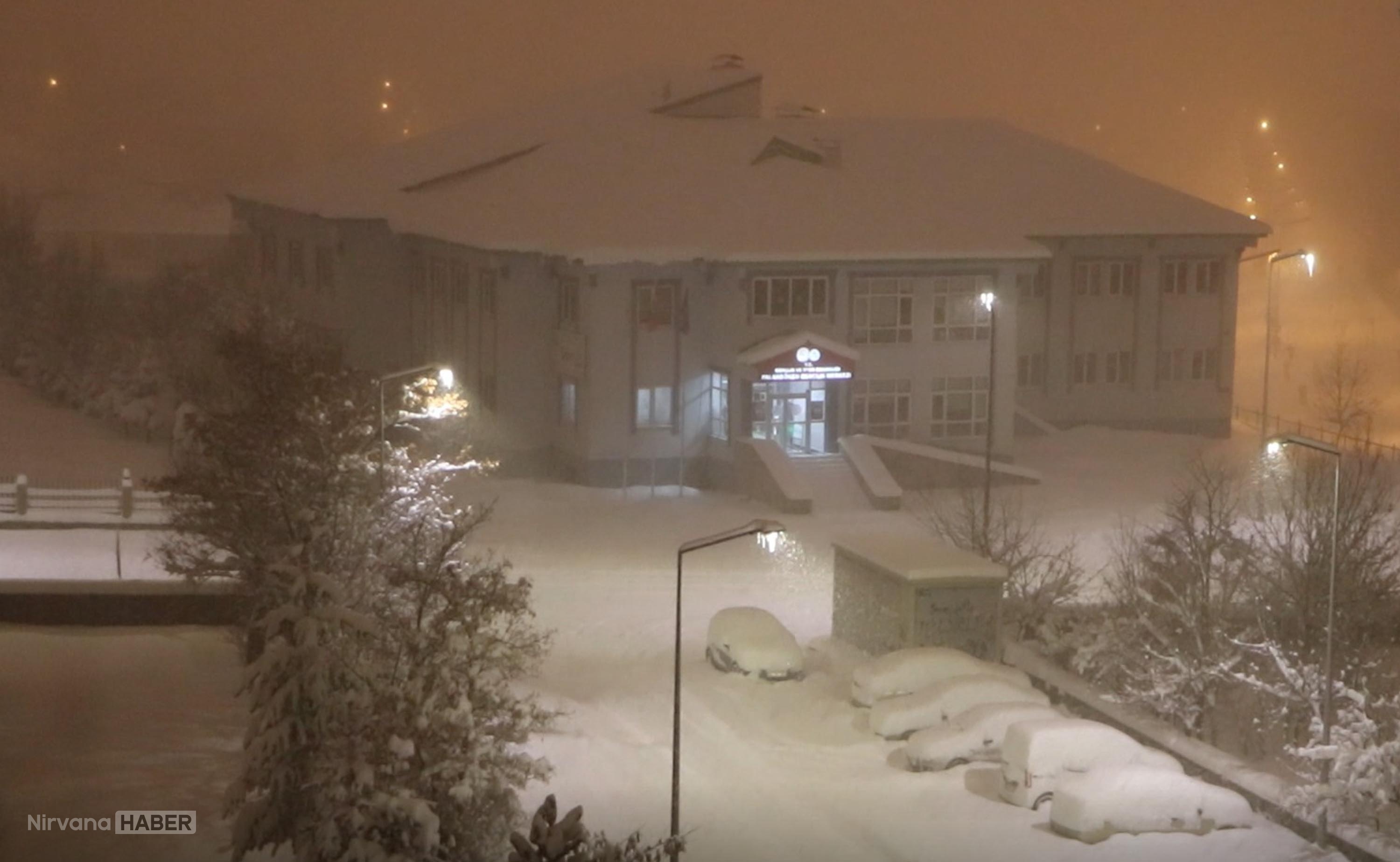 Gece başladı, sabah şehri kapladı: Erzurum’da kar hayatı durdurdu