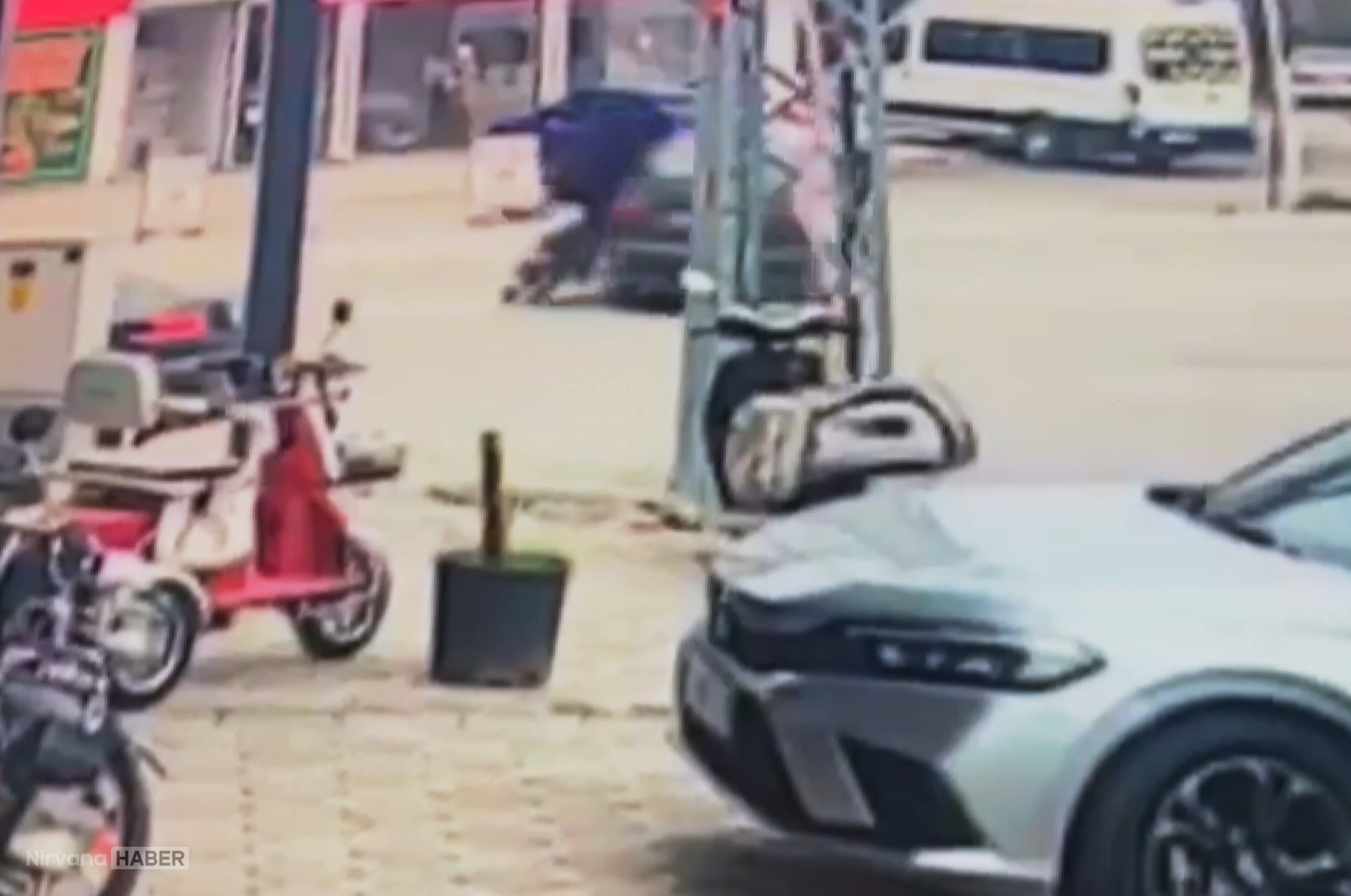 Hatay’da motosiklet ile otomobil çarpıştı: Kaza anı kameraya yansıdı