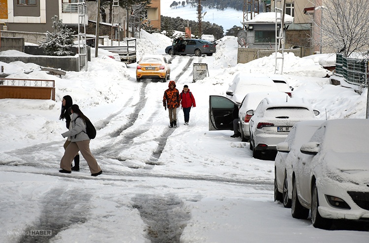 Bazı illerde kar ve soğuk hava hayatı olumsuz etkiliyor
