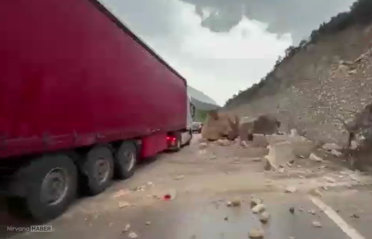 Amasya’da heyelan alarmı: Dağdan kopan dev kayalar D100 Karayolu’nu kapattı