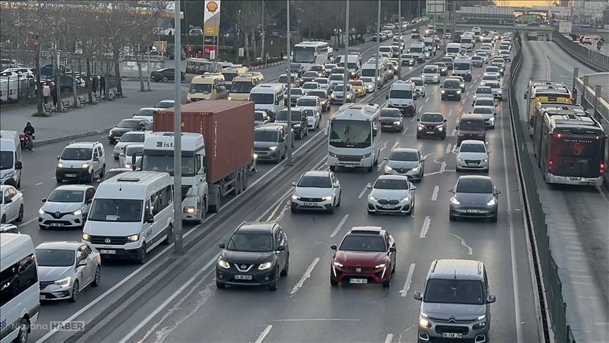İstanbul’da haftanın ilk iş gününde trafik kilitlendi