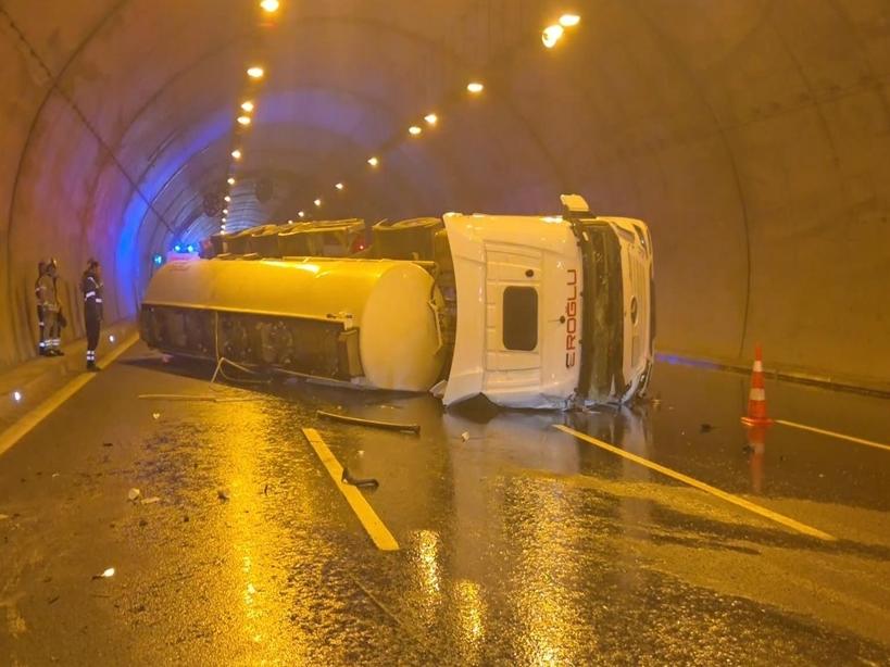 Kuzey Marmara Otoyolu'nda tanker devrildi! Trafik felç oldu