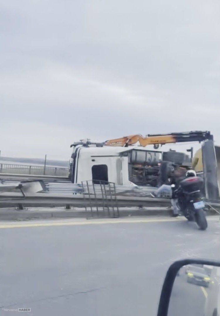 TEM Otoyolu’nda hafriyat kamyonu devrildi: Büyükçekmece’de trafik kilitlendi