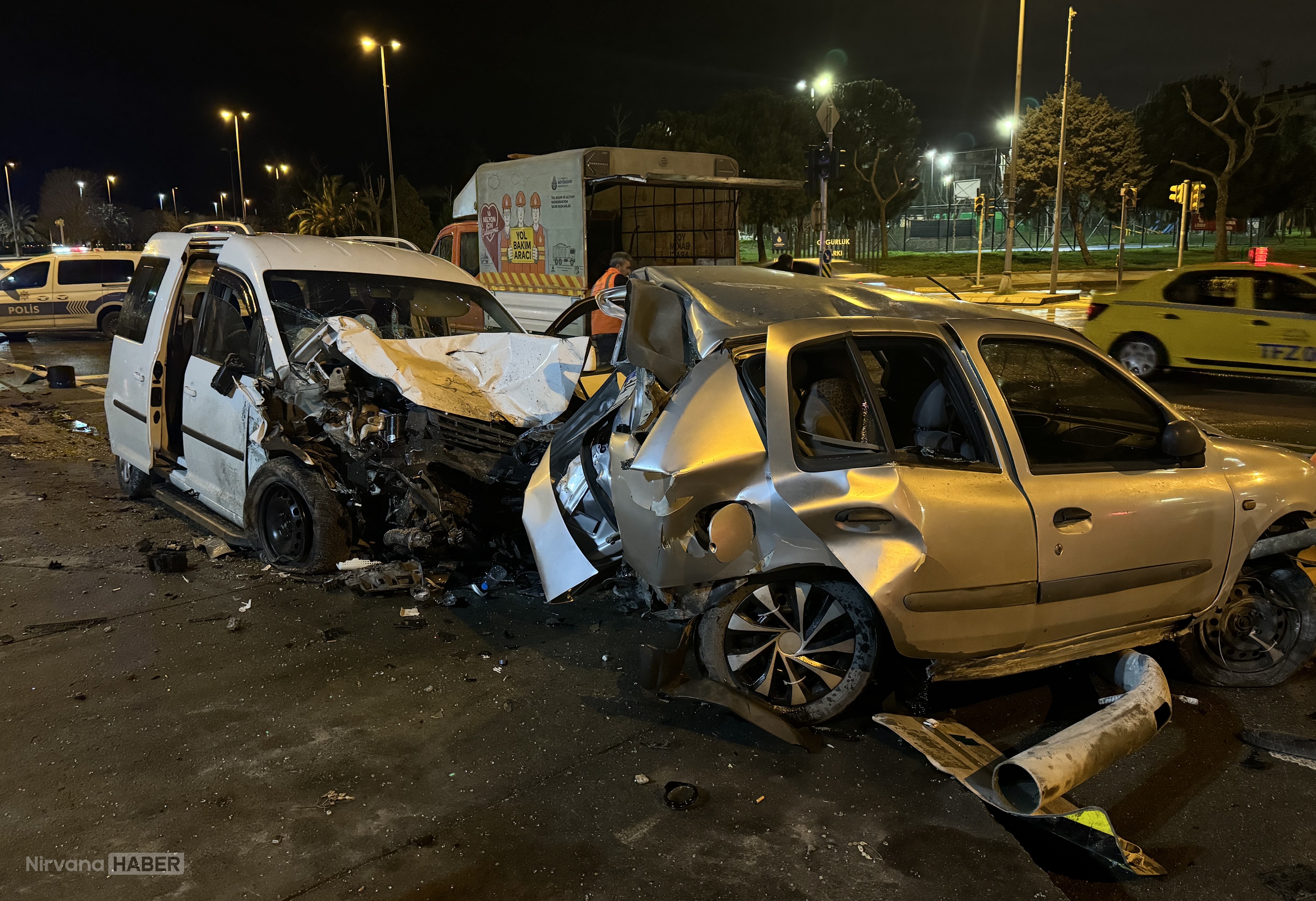 Kartal'da hafif ticari araç park halindeki araca çarptı