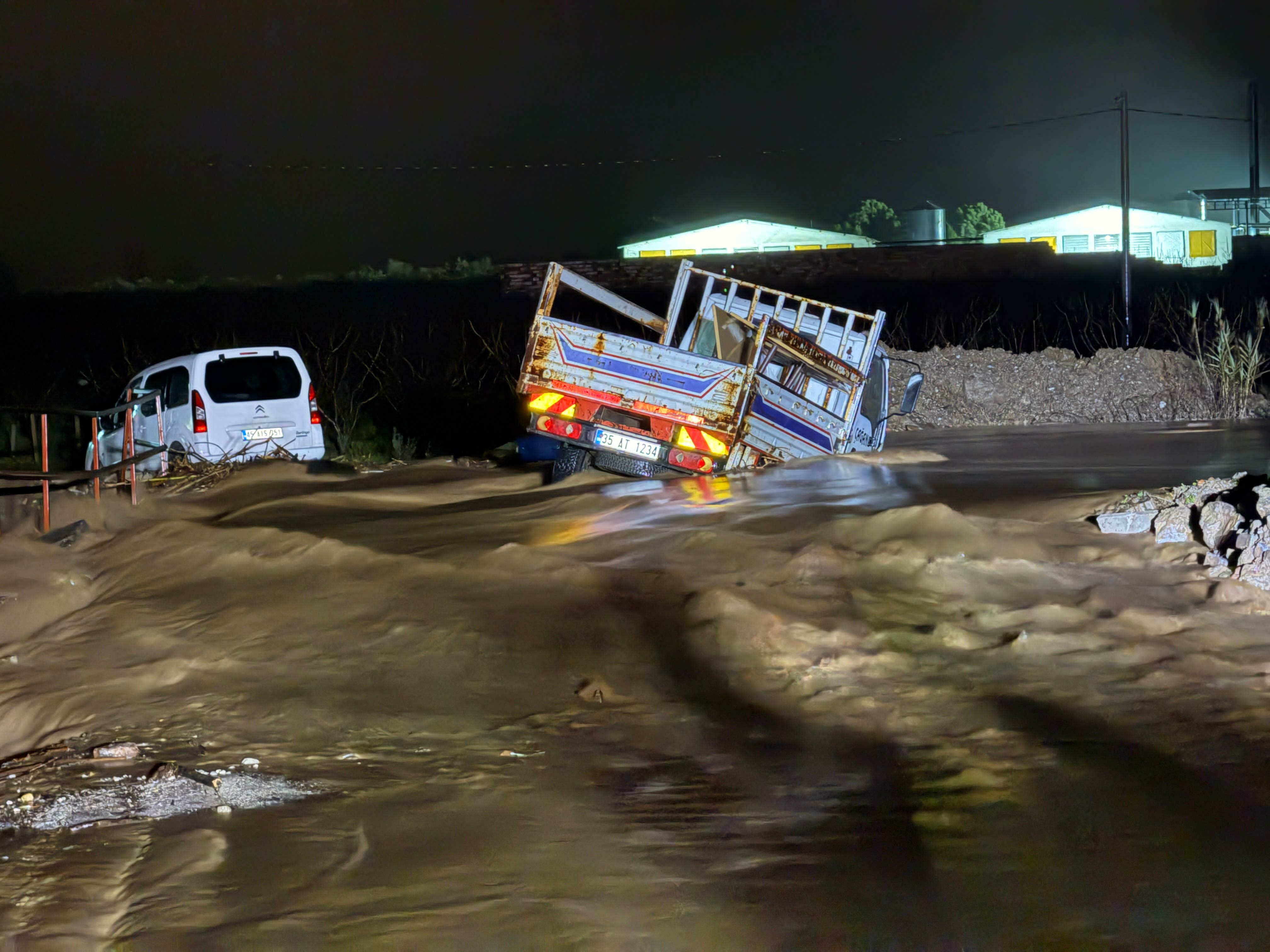 Manisa’da dere taştı, iki araç sular altında kaldı