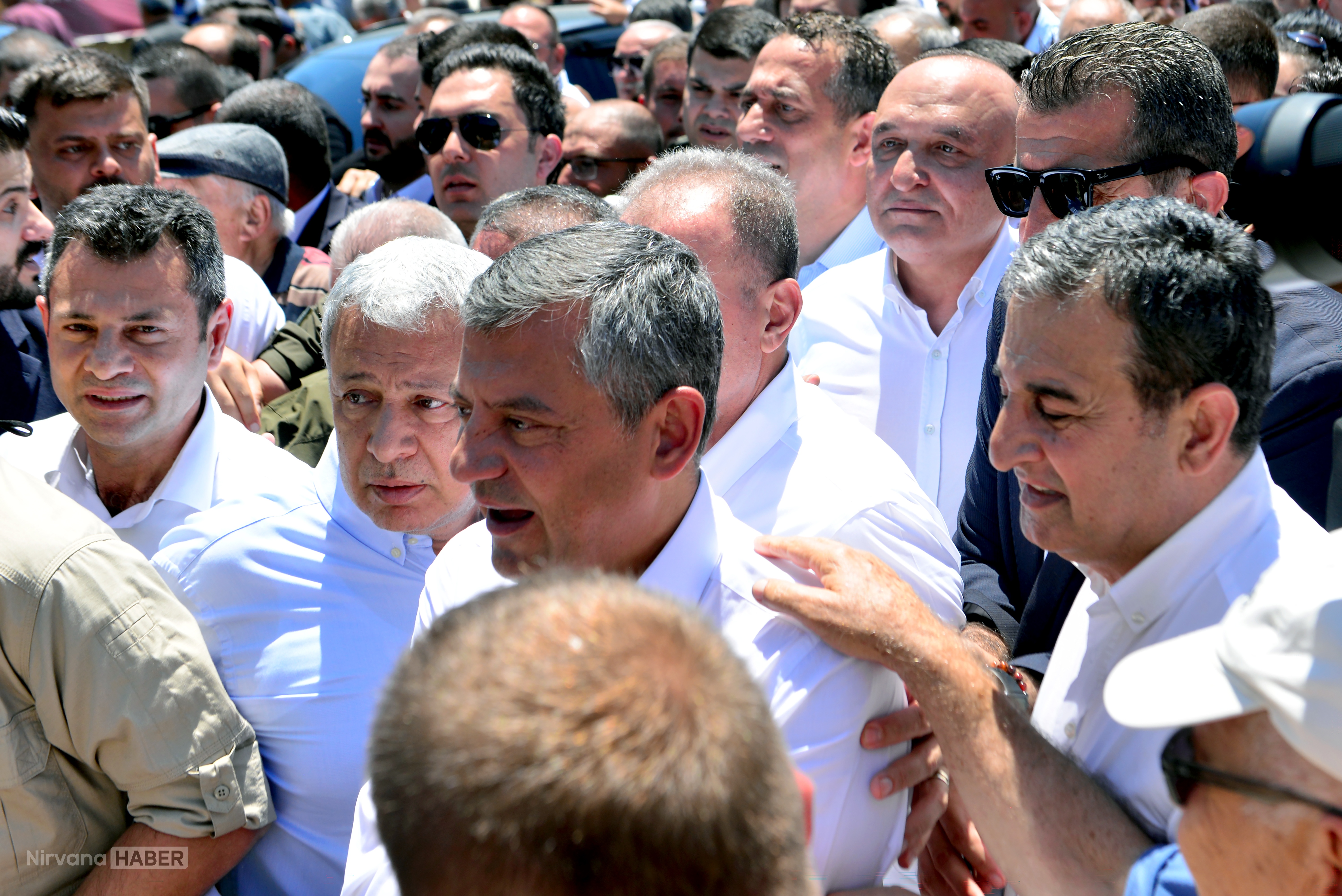 OZGUR-OZEL-IKTIDAR-YURUYUSUNDEN-ASLA-VA_1406946_418027.jpg