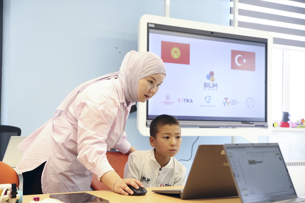 Bişkek'te Türk İşbirliğiyle Açılan Bilim Merkezi Çocukların Geleceğine Işık Tutuyor