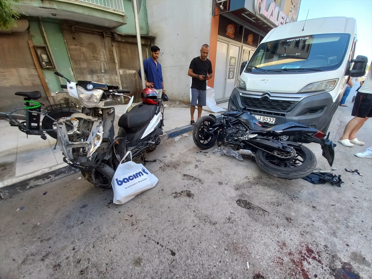 Manisa'da Yaşanan Trafik Kazasında İki Motosikletli Yaralandı