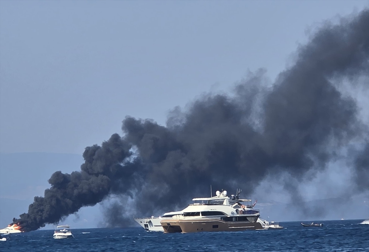 Bodrum'da Alev Alan Motoryat Suya Gömüldü
