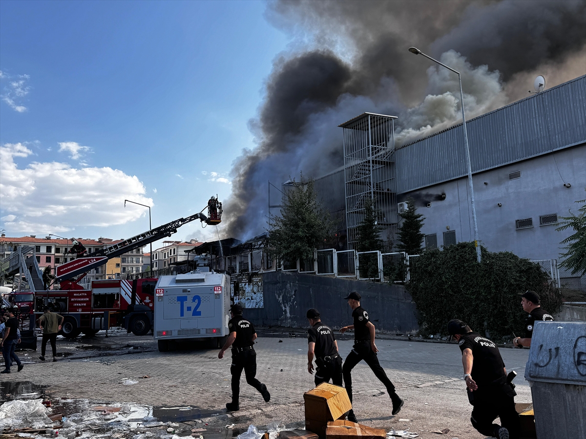Malatya'da Hırdavat Mağazasında Çıkan Yangın Panik Yarattı