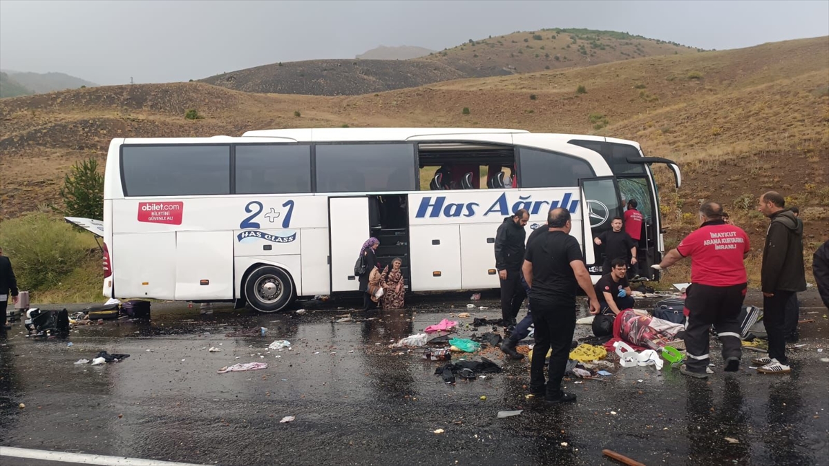 Sivas'ta Yolcu Otobüsü Kazası: 3 Can Kaybı 24 Yaralı