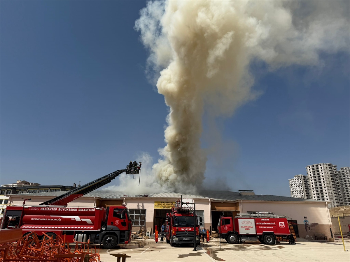 Gaziantep'te Lise Atölyesinde Çıkan Yangın Hızla Söndürüldü