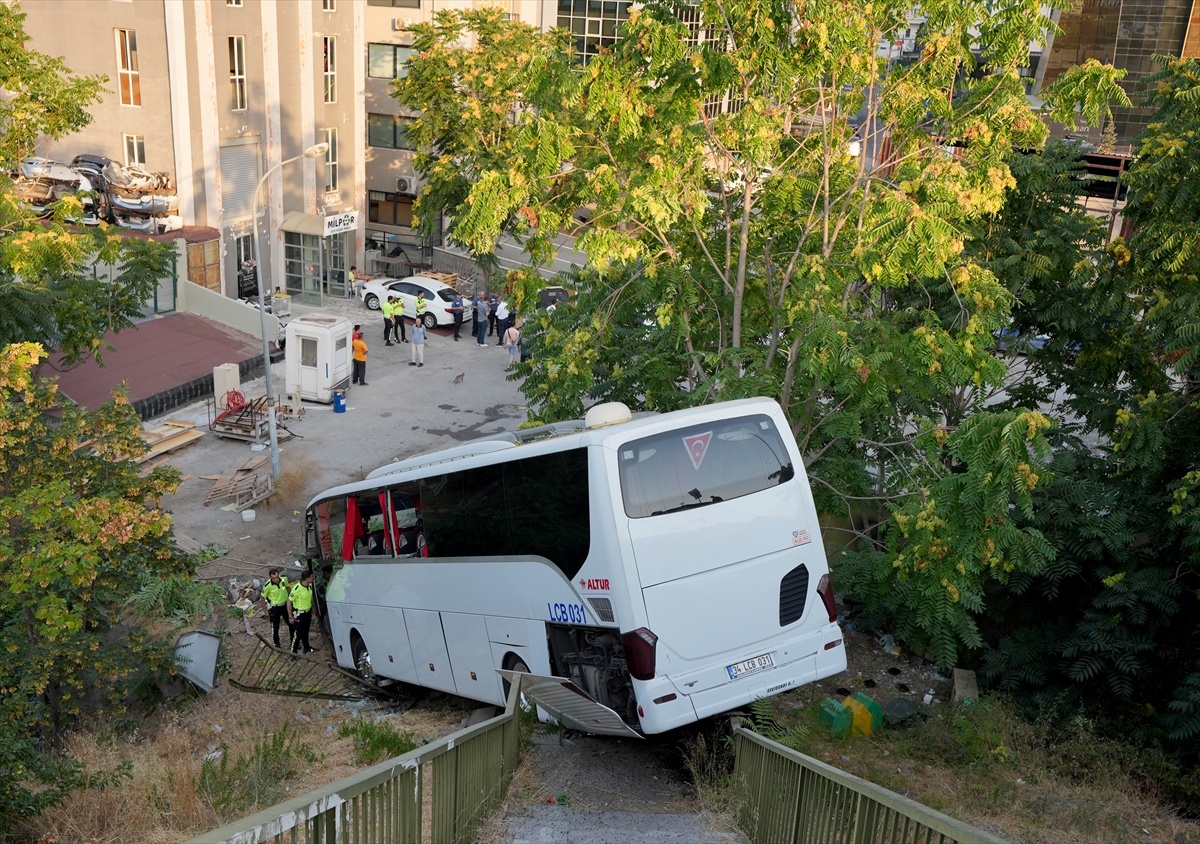 Maltepe'de Servis Otobüsü Şarampole Uçtu: 8 Kişi Yaralandı