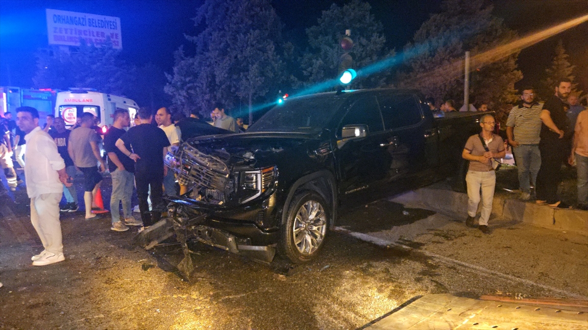 Bursa'da Üzücü Trafik Kazası: Hasta Nakil Ambulansı ve Kamyonet Çarpıştı