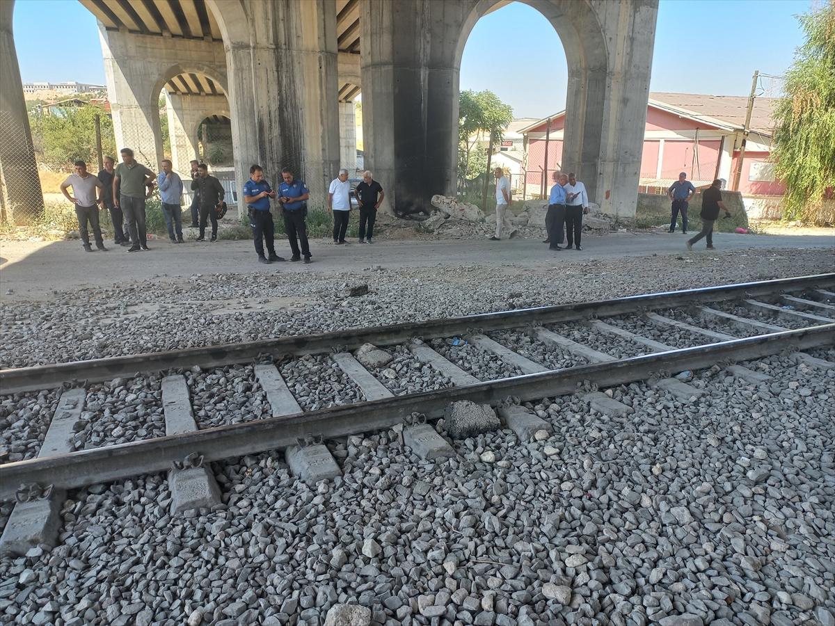 Malatya'da Hemzemin Geçitte Korkutan Kaza: Yük Treni Otomobile Çarptı