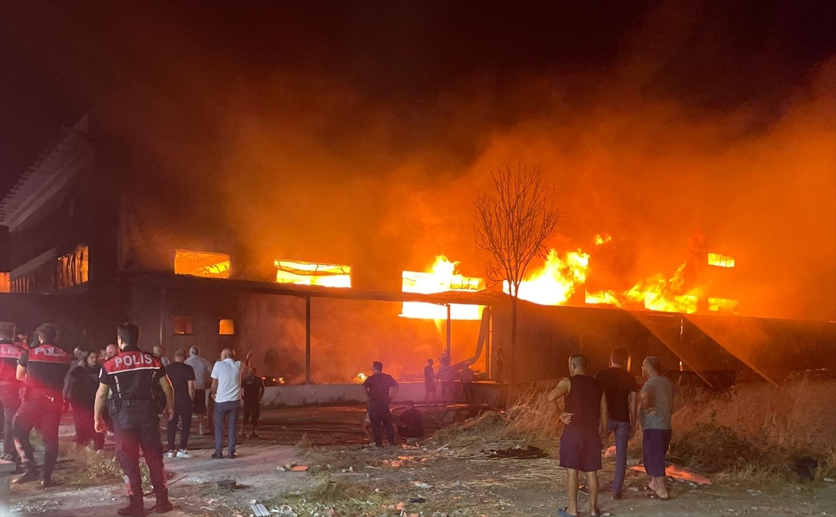 İzmir'de Büyük Yangın: Mobilya Fabrikasını Kül Eden Olayın Detayları