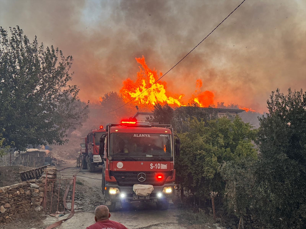 Antalya Alanya'da Tehlike Büyüyor: Orman Yangını Hız Kesmeden Devam Ediyor