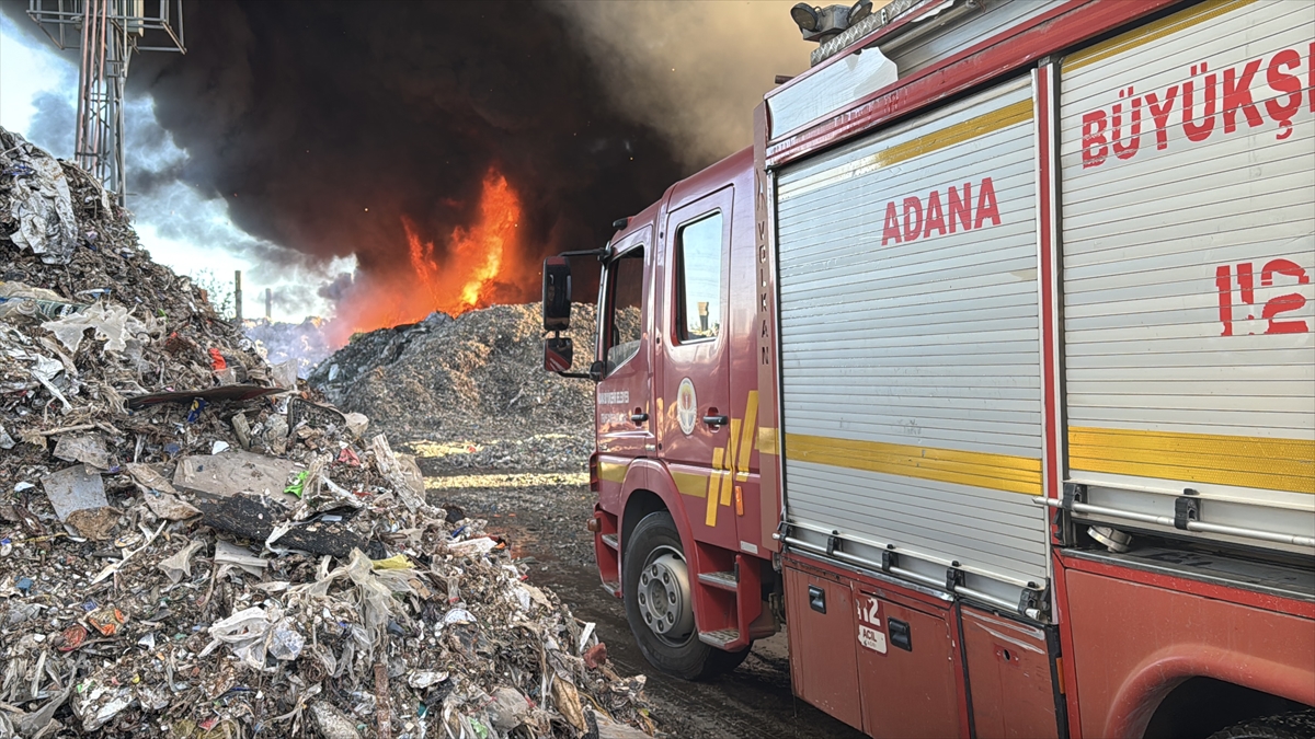 Adana'da Geri Dönüşüm Fabrikasında Büyük Yangın Görüntülendi