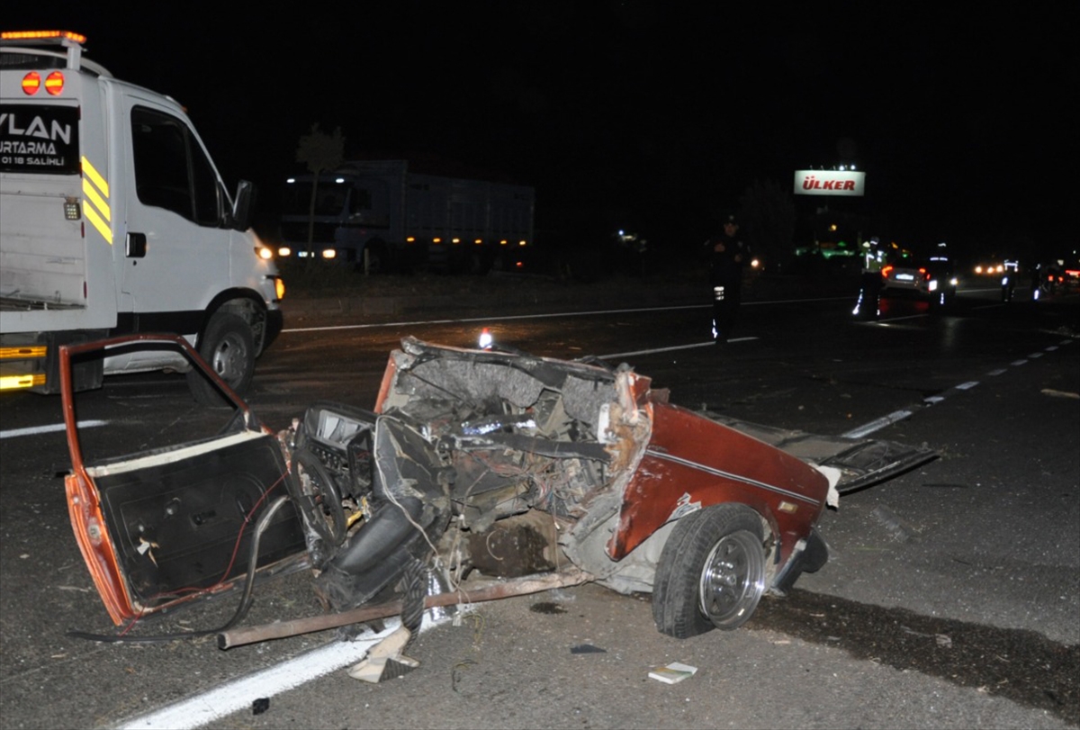 Manisa'da Feci Trafik Kazası: Otomobil ve Kamyonet Çarpıştı!