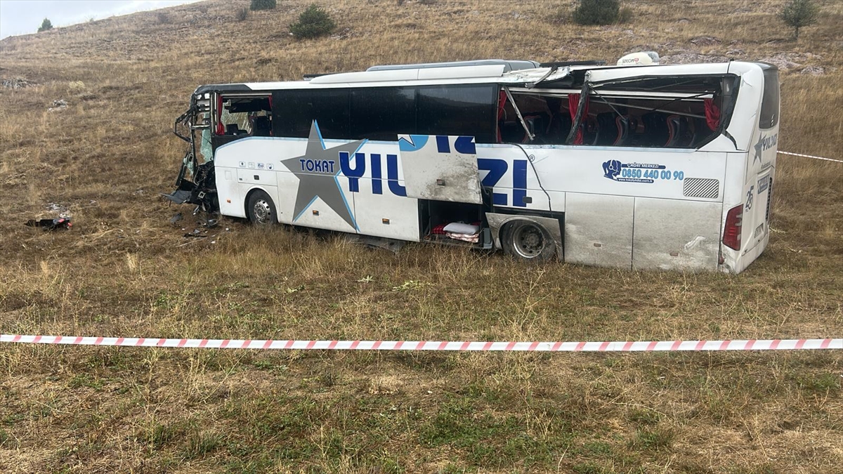 Sivas'ta Şok Kaza: Yolcu Otobüsü ve Tır Çarpıştı, 23 Kişi Yaralandı