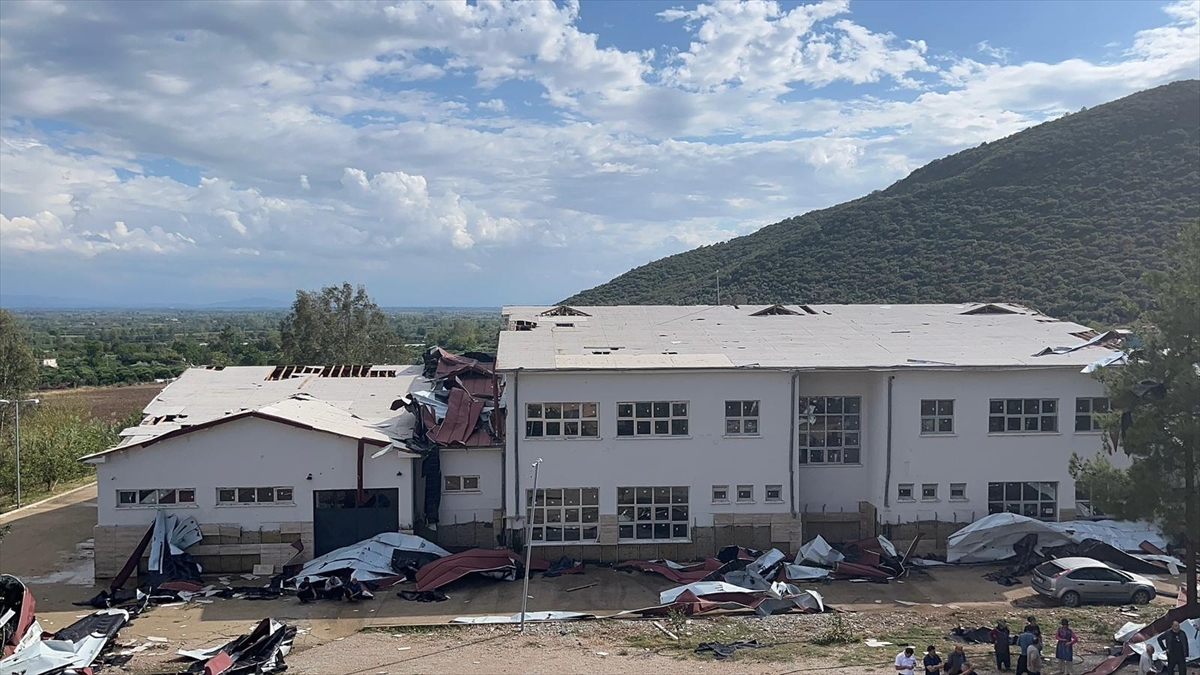 Adana'da fırtına okulun çatısını uçurdu anbean kamerada