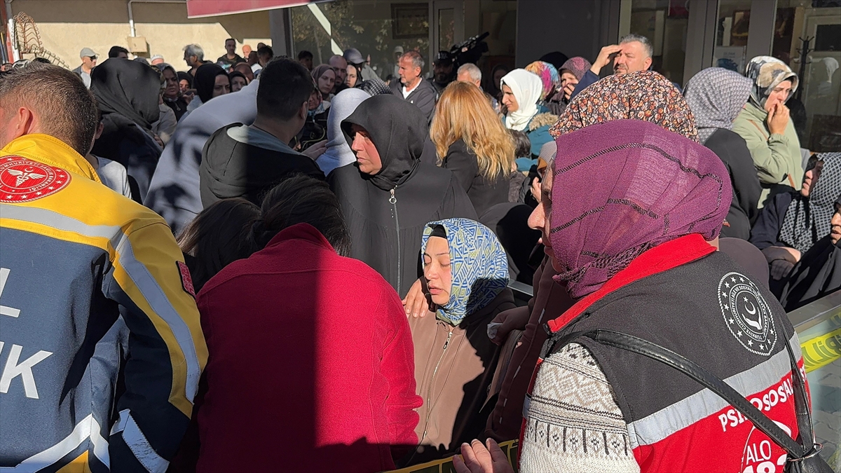 Kocaeli'de Yıkılan Binanın Altında Acı Bekleyiş