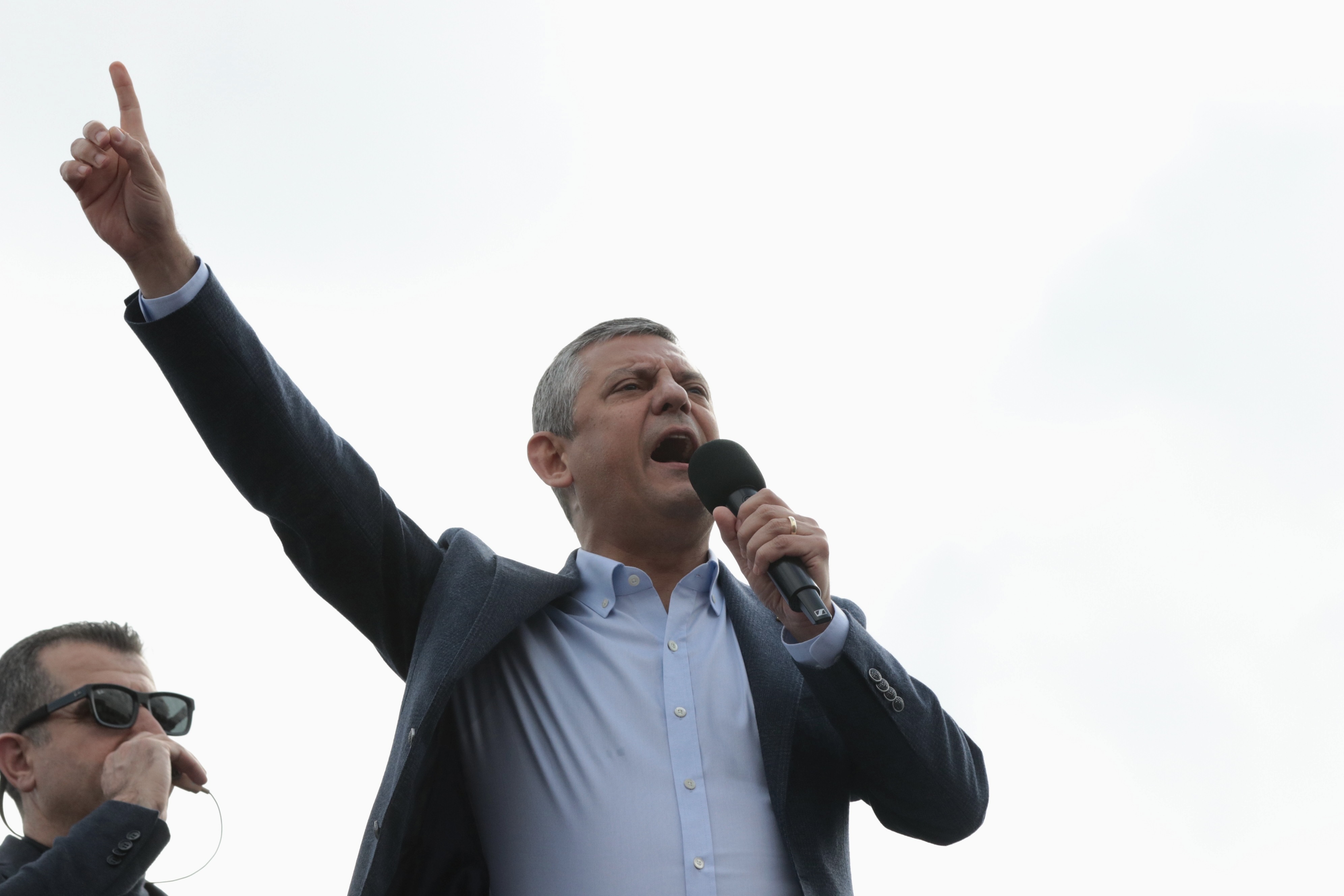Özgür Özel’den İsrail’de gözaltına alınan Türk gazeteciler için sert tepki