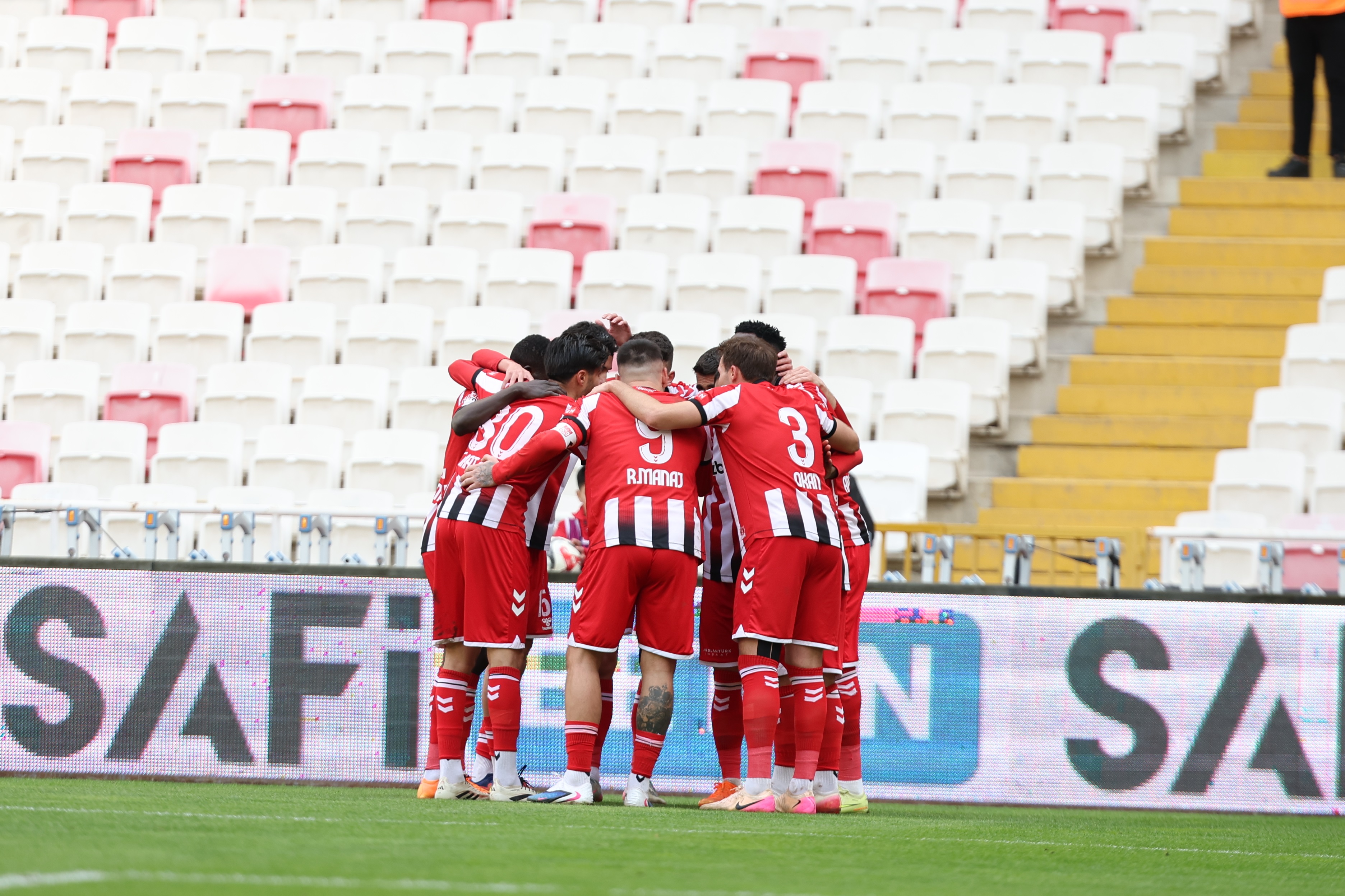 Sivasspor’da sakatlık alarmı: Manaj, Charisis ve Mert Çelik’in durumu açıklandı