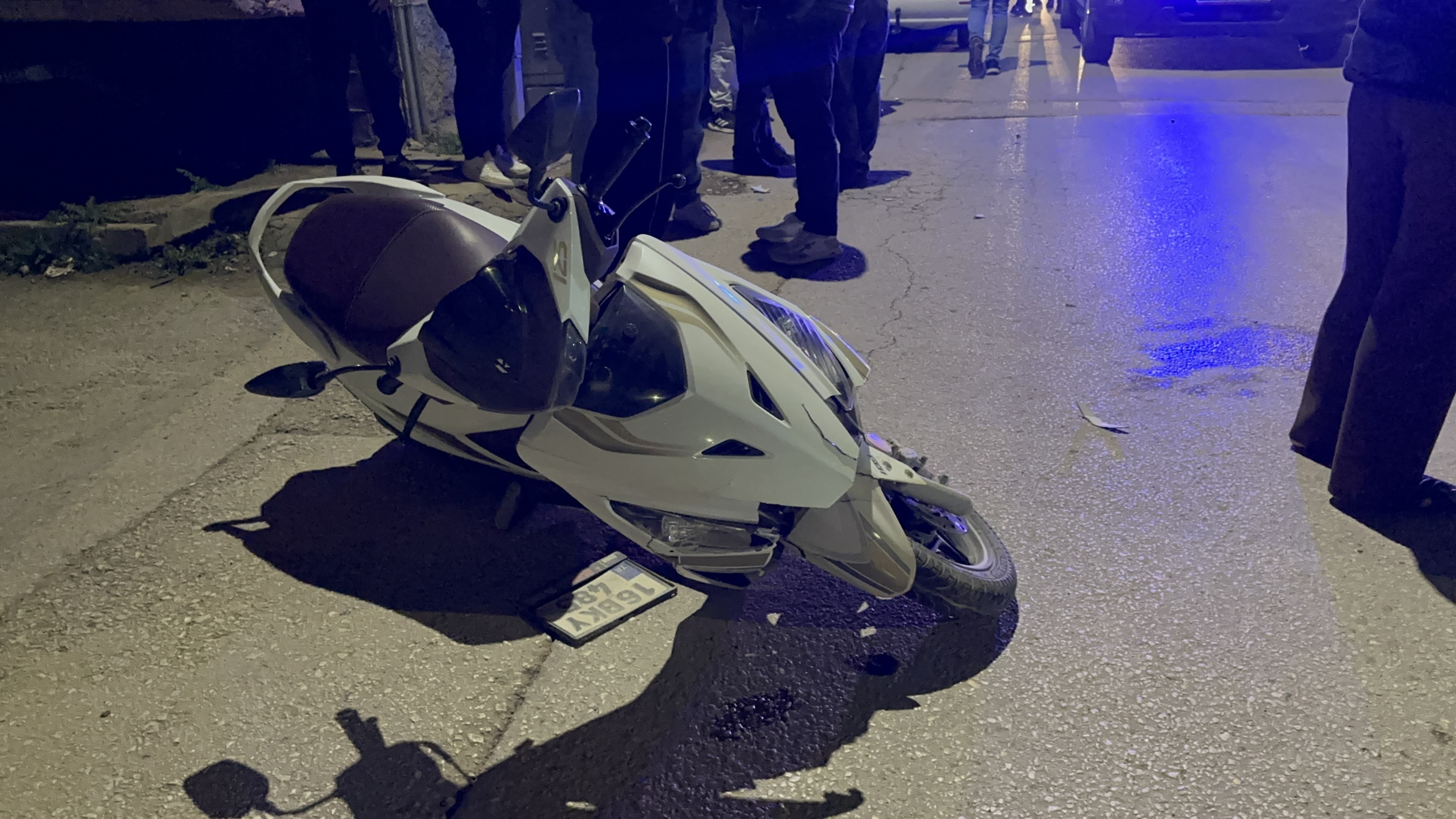 Bursa’da trafik kazası: Otomobil ile çarpışan motosiklet devrildi