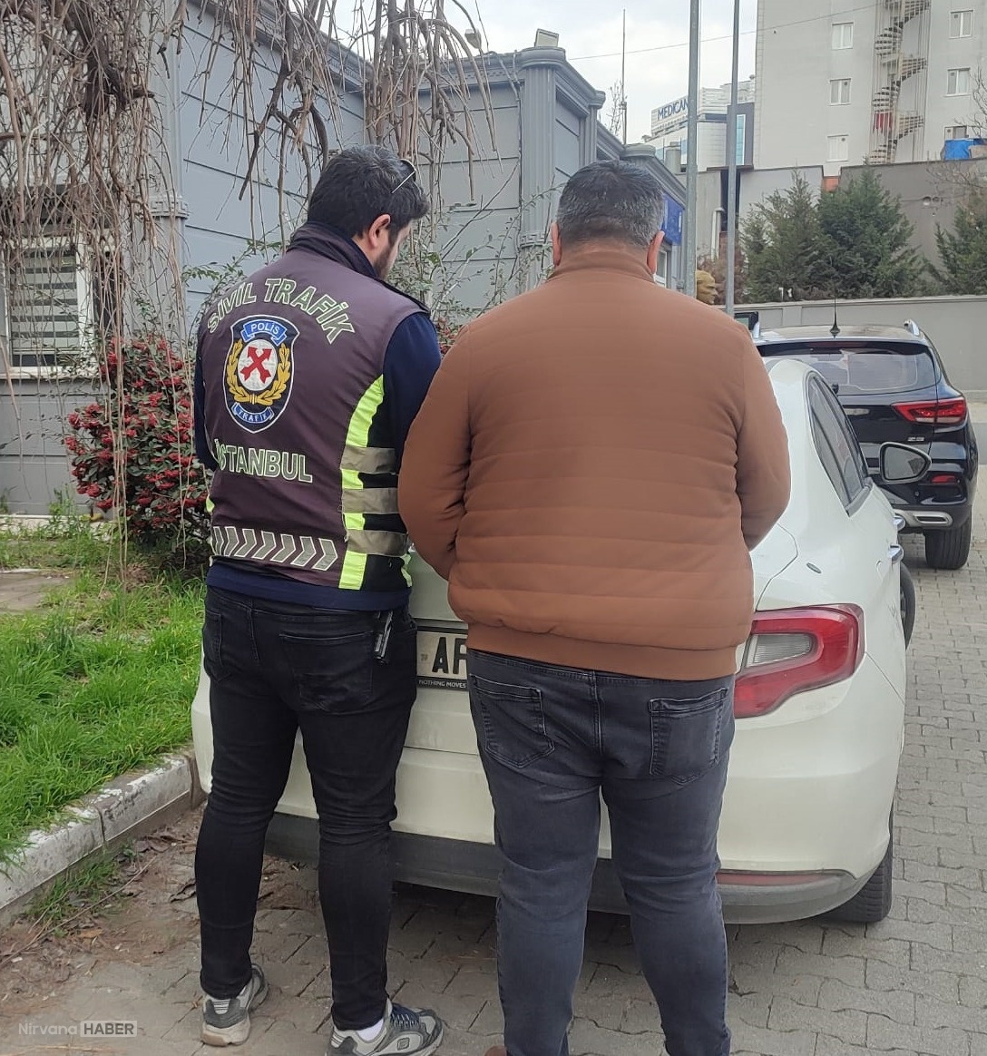 Beylikdüzü'nde aracın önünü kesip tehdit eden şoföre 183 bin lira ceza kesildi