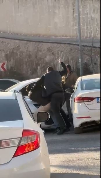 Mardin’de trafikte tekmeli yumruklu yol verme kavgası kameralar tarafından kaydedildi